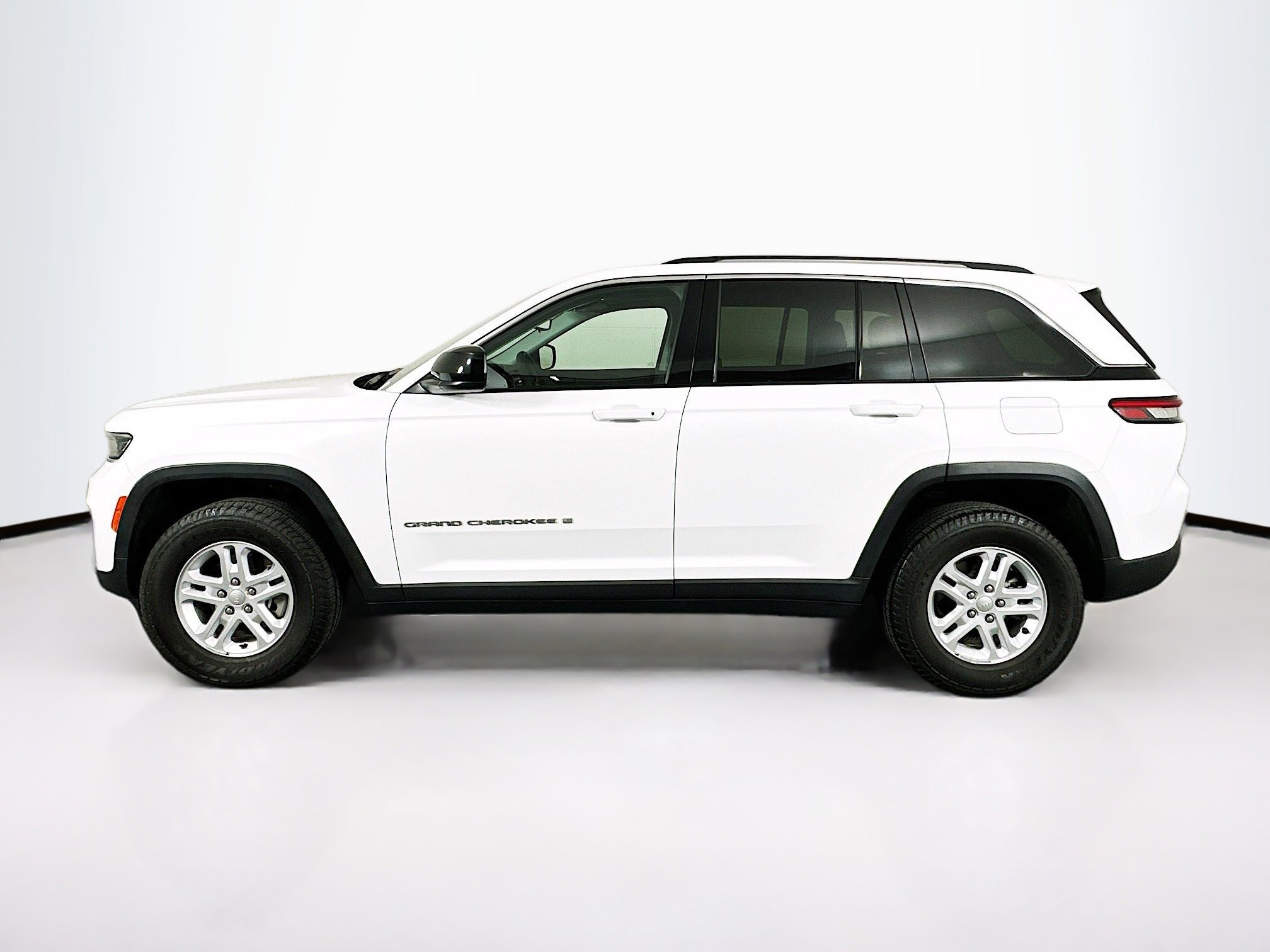 Used 2023 Jeep Grand Cherokee Laredo w/ Luxury Tech Group I AWD/4WD image 4