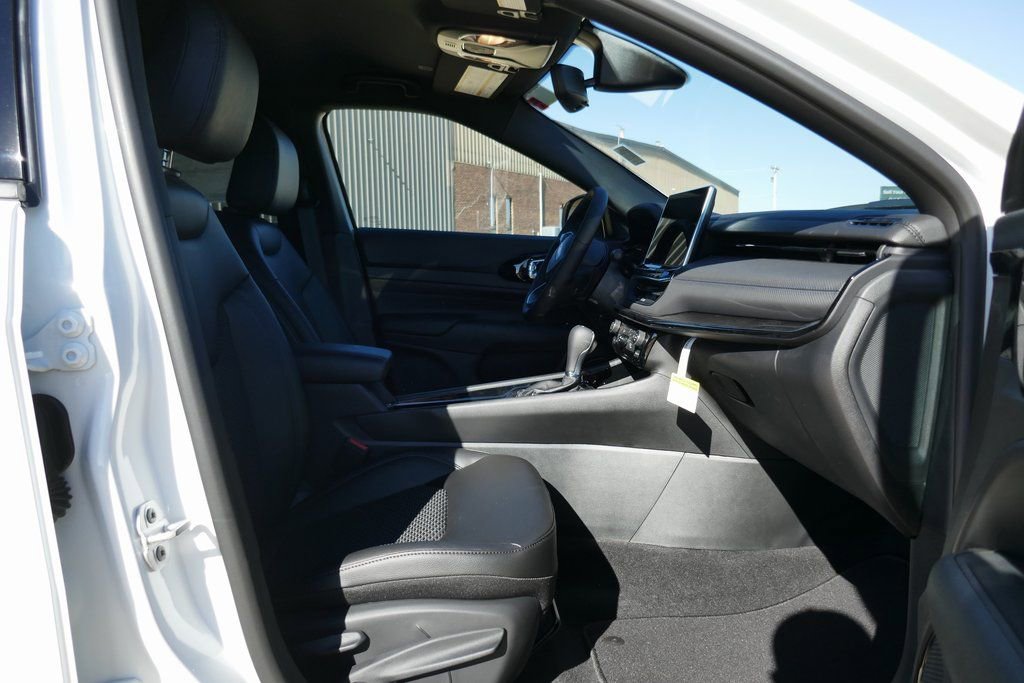 New 2026 Jeep Compass Latitude image 10