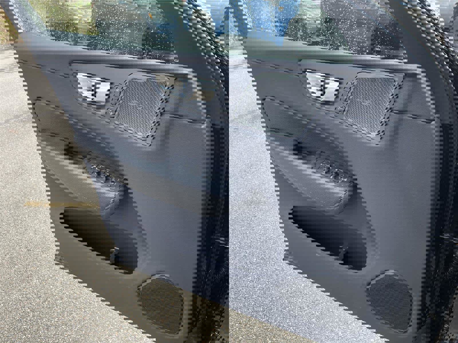 Used 2019 Volvo XC60 T5 Momentum w/ Multimedia Package image 19