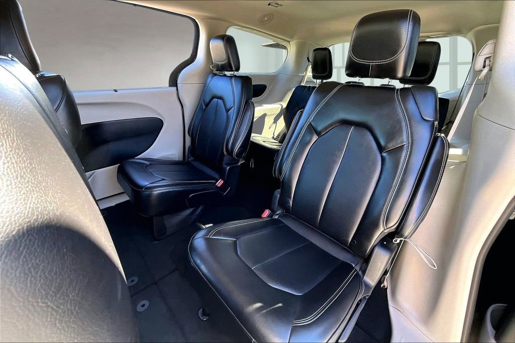 Used 2024 Chrysler Pacifica Touring-L image 22
