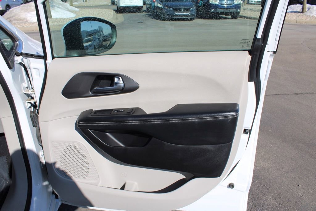 Used 2023 Chrysler Pacifica Touring-L image 21