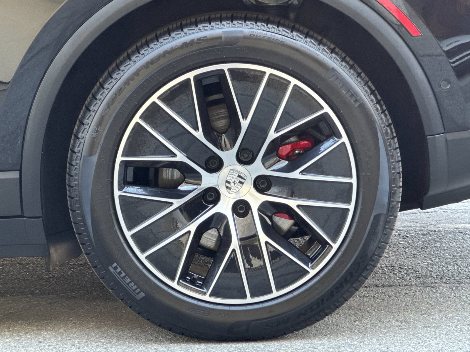 Certified 2025 Porsche Macan 4S Electric AWD/4WD image 34