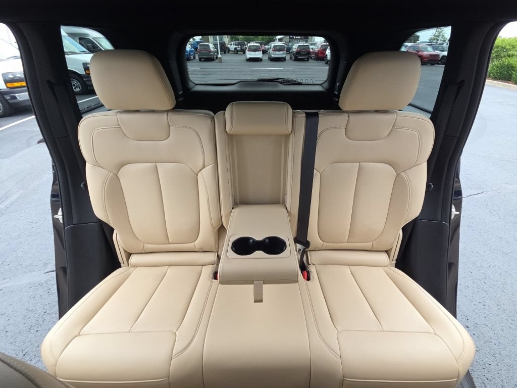 Used 2024 Jeep Grand Cherokee Limited AWD/4WD image 24