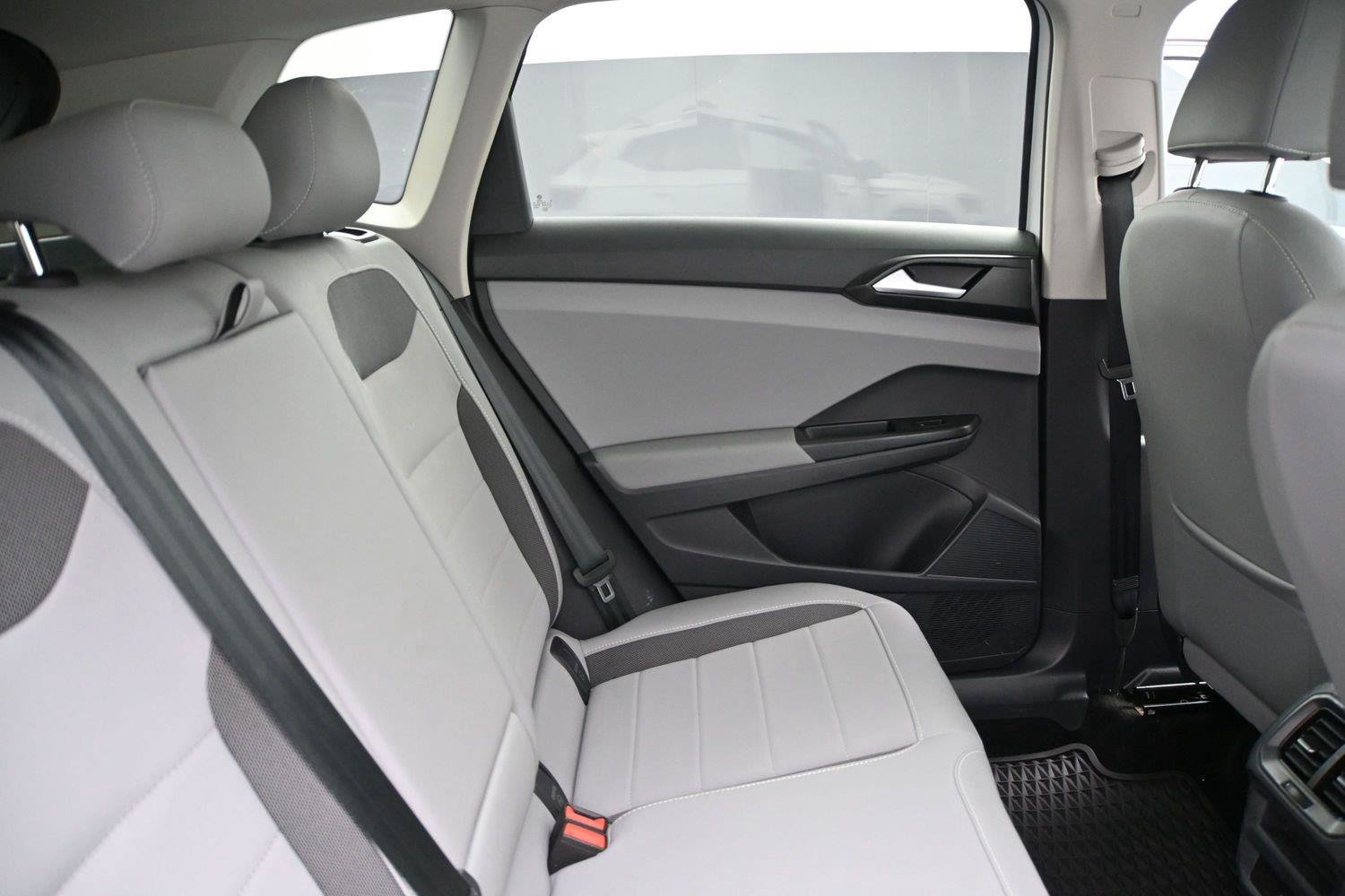 Used 2023 Volkswagen Taos SE w/ Panoramic Sunroof Package FWD image 21