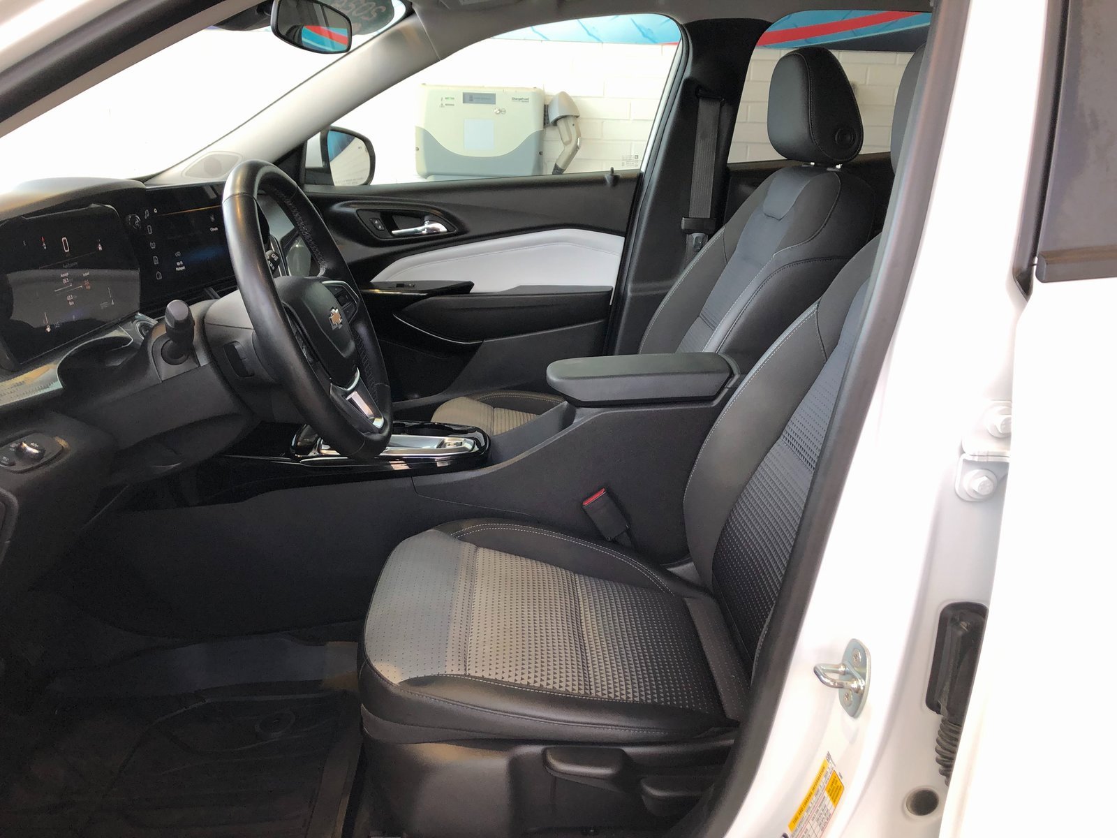 Used 2024 Chevrolet Trax LT w/ Sunroof Package image 16