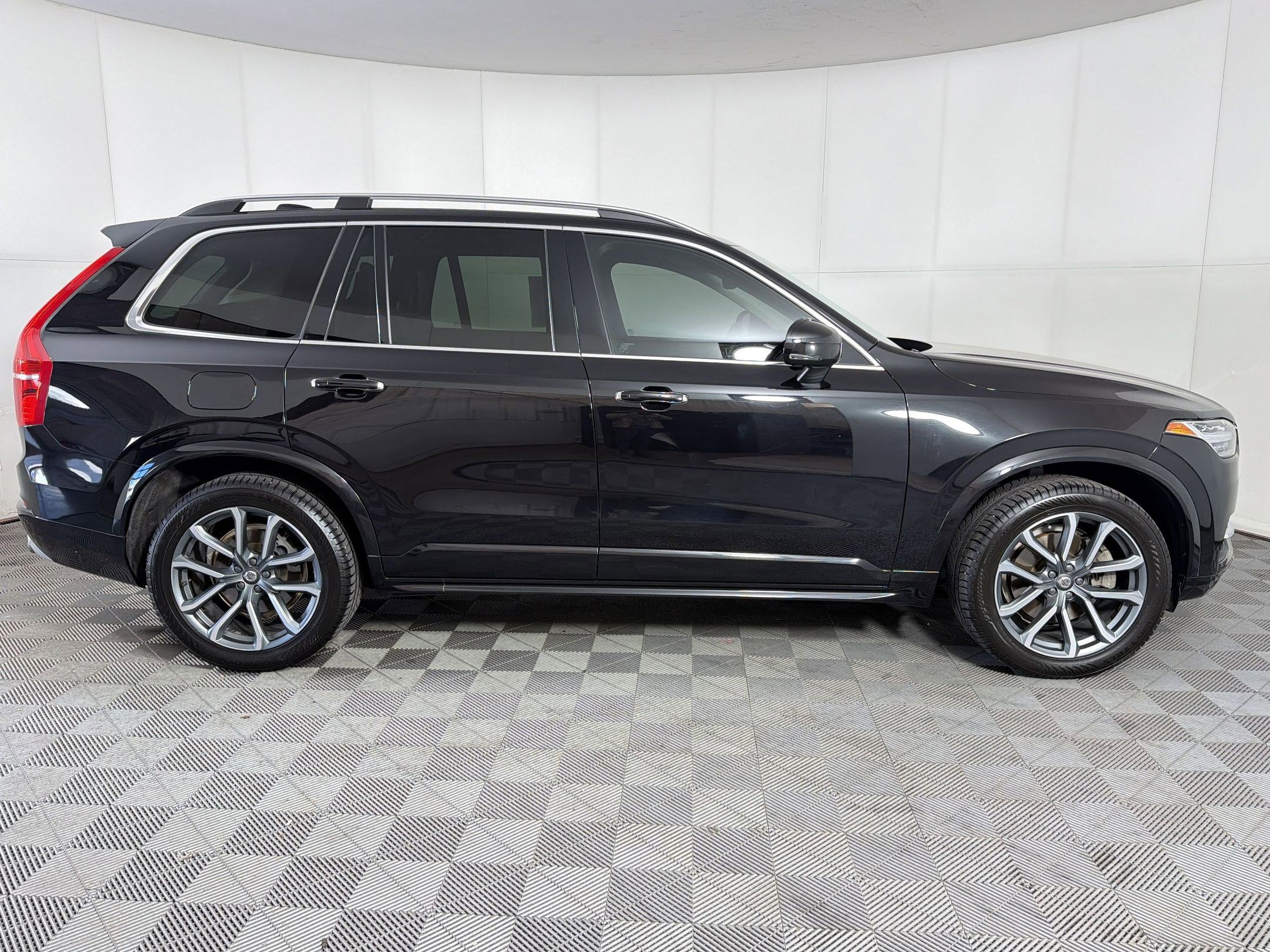 Used 2019 Volvo XC90 T5 Momentum w/ Protection Package Premier image 8