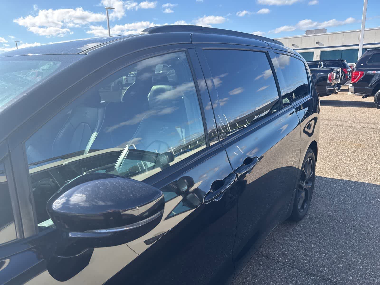 Used 2025 Chrysler Pacifica Limited FWD image 2