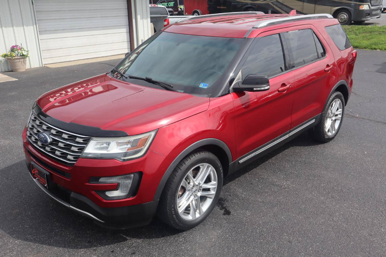 Used 2017 Ford Explorer XLT w/ Equipment Group 201A AWD/4WD image 11