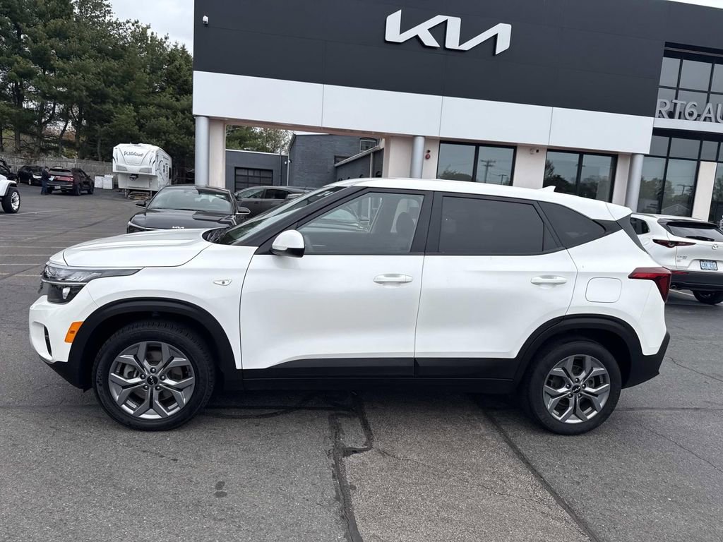 Used 2024 Kia Seltos LX AWD/4WD image 2