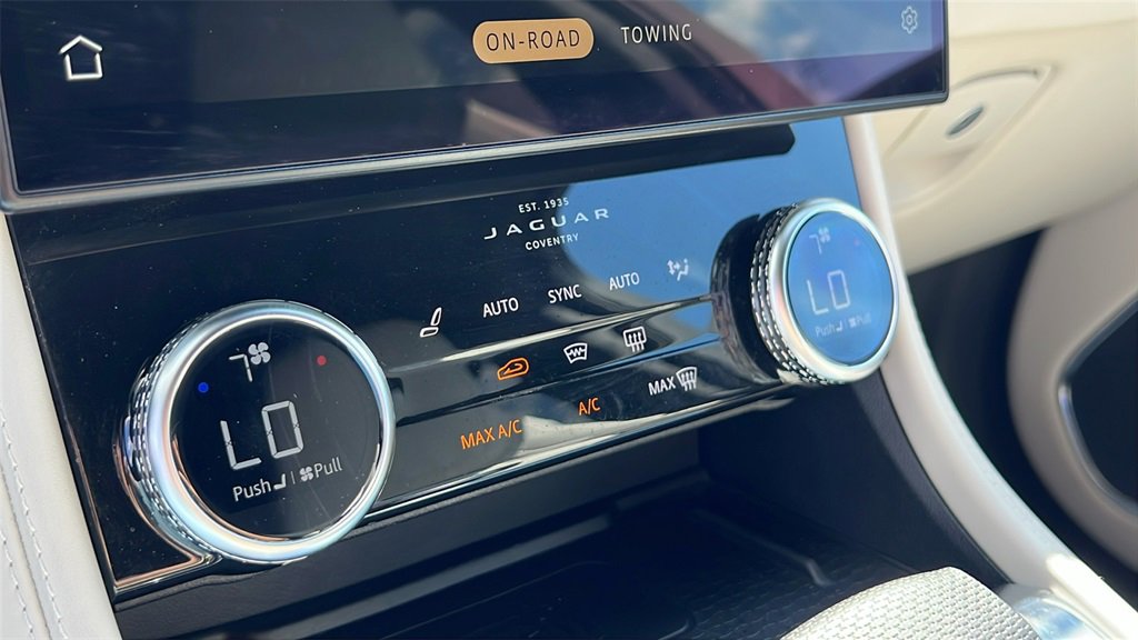 Used 2023 Jaguar F-PACE SVR image 28