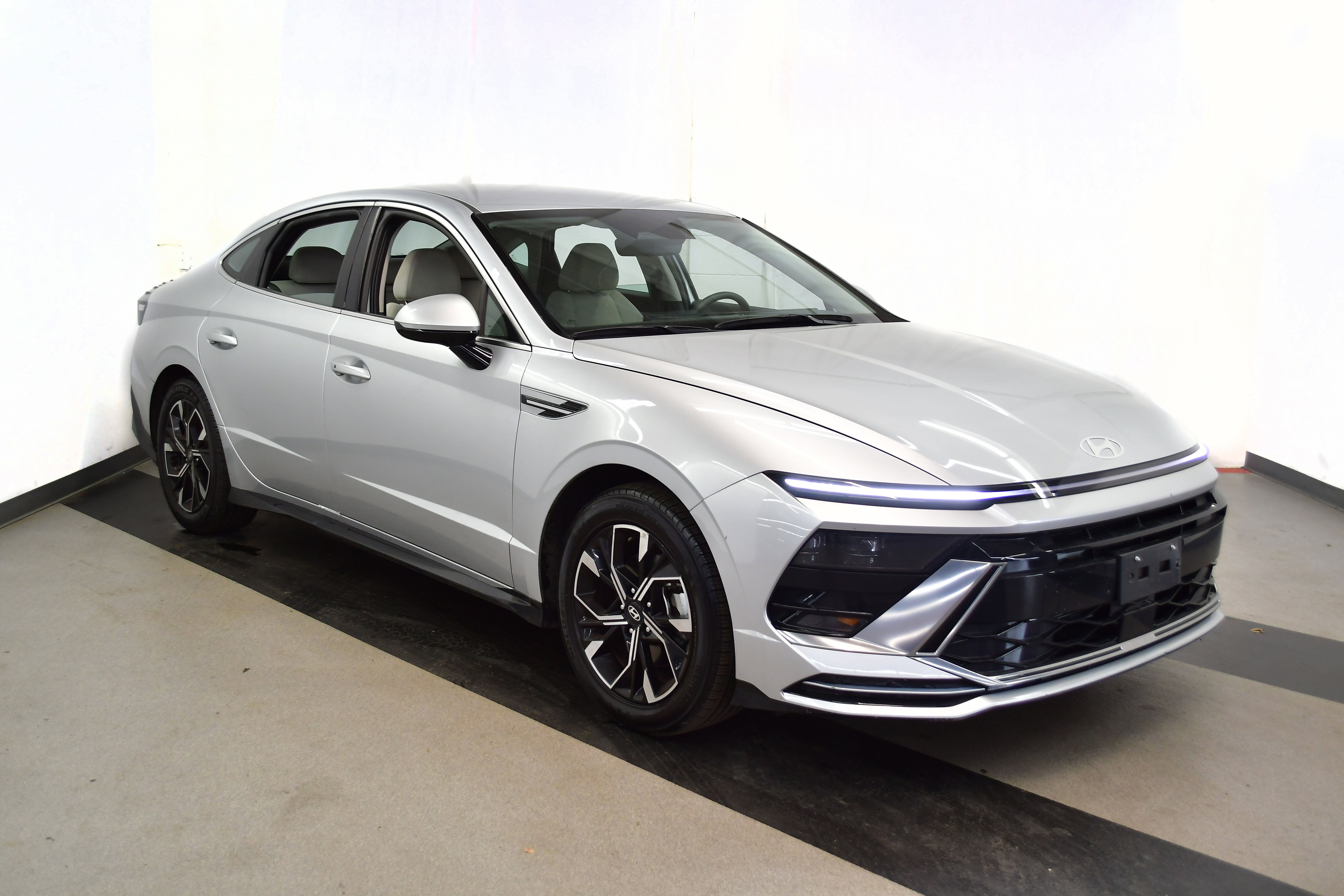 Used 2025 Hyundai Sonata SEL FWD image 2