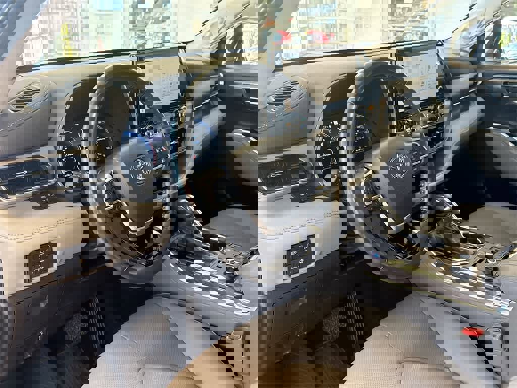 Used 2023 Toyota Highlander Limited image 10