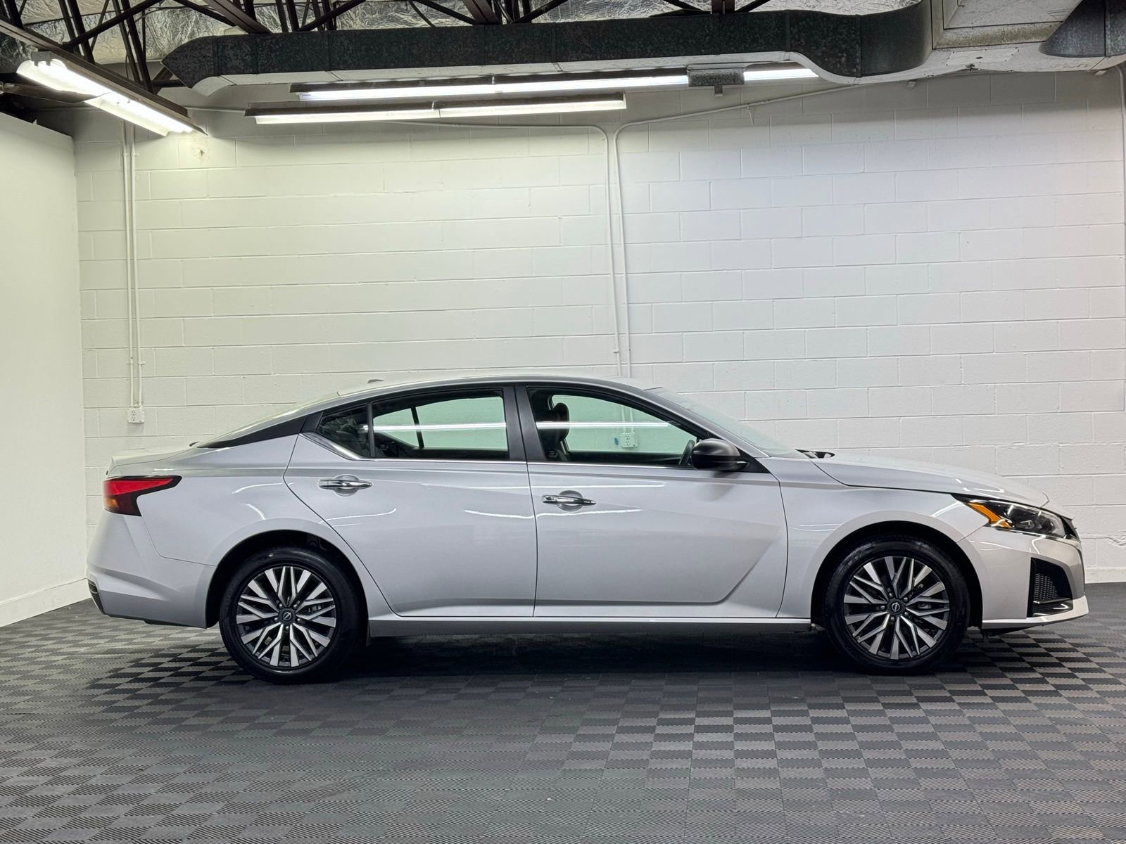 Used 2024 Nissan Altima 2.5 SV image 4