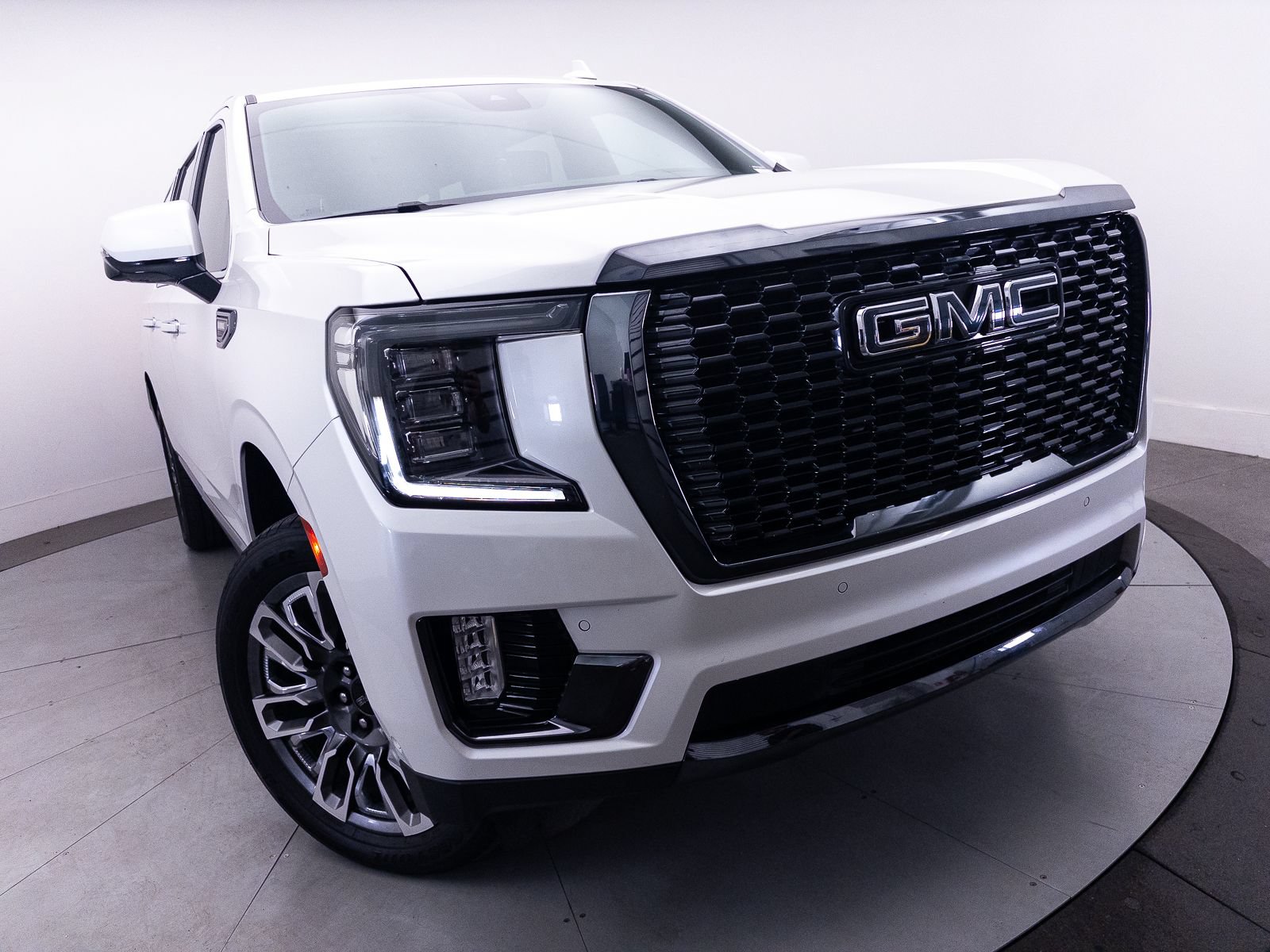 Used 2023 GMC Yukon XL Denali Ultimate AWD/4WD image 16