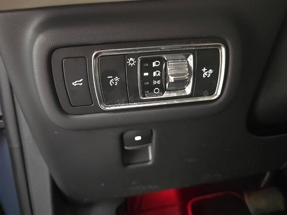 Used 2025 Lincoln Nautilus Reserve image 13