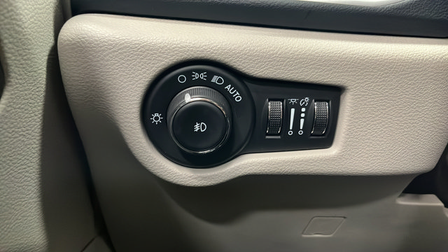 Used 2024 Chrysler Pacifica Touring-L FWD image 33