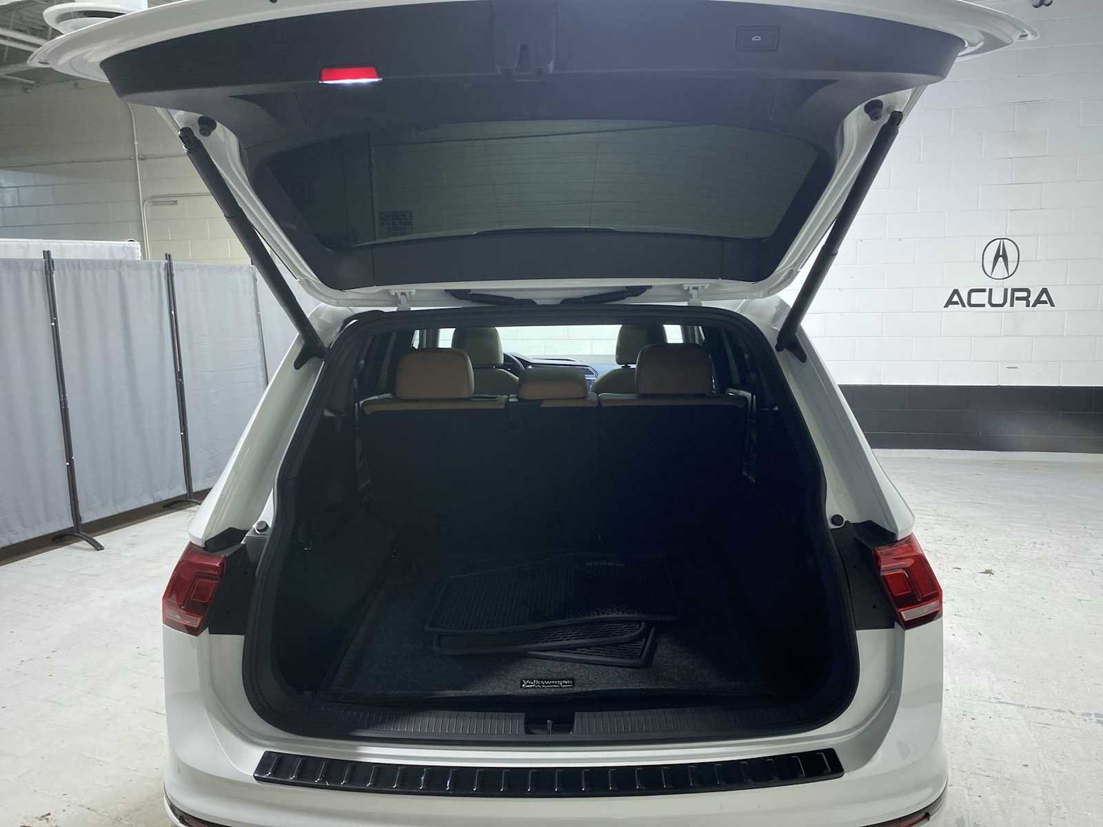 Used 2024 Volkswagen Tiguan SE R-Line AWD/4WD image 19