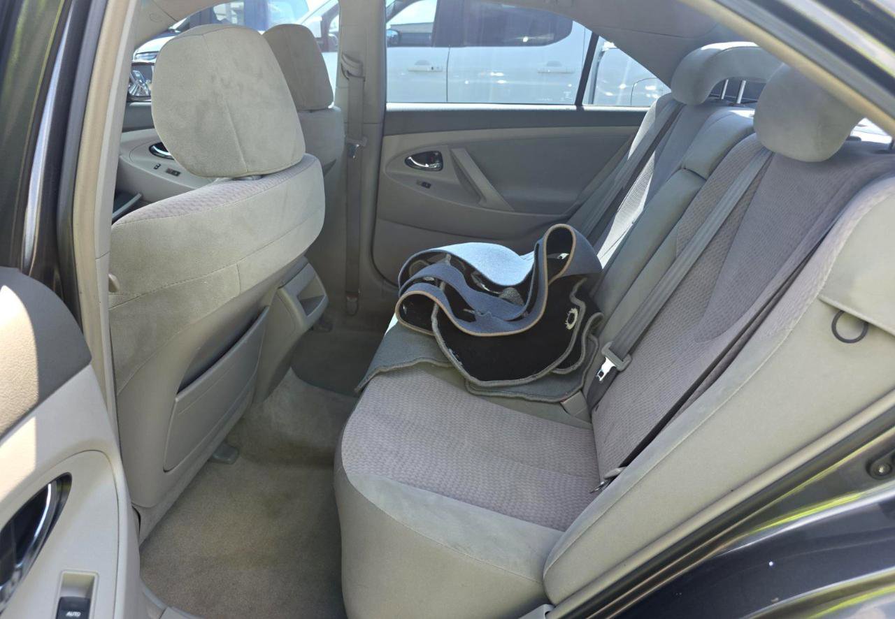 Used 2010 Toyota Camry LE FWD image 13