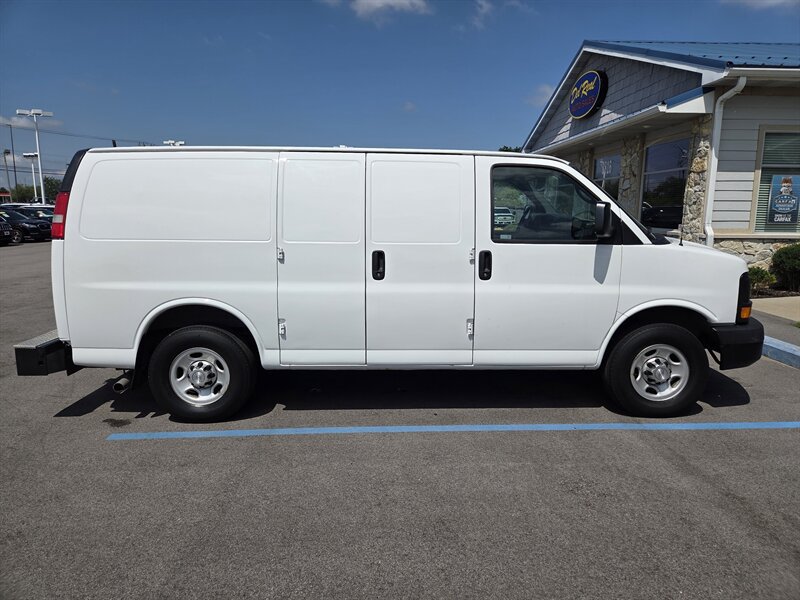 Used 2015 Chevrolet Express 2500 RWD image 2