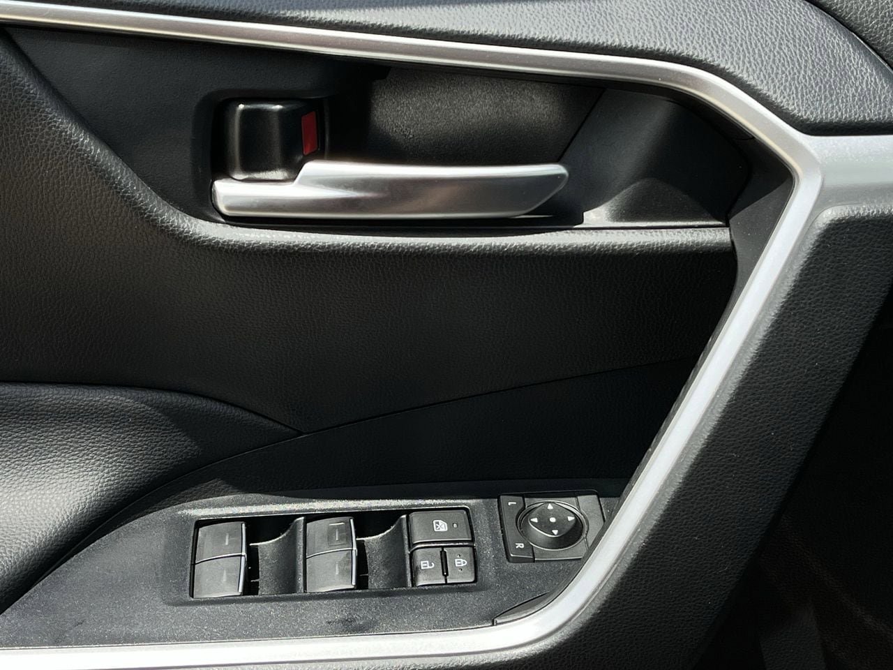 Used 2025 Toyota RAV4 XLE AWD/4WD image 21