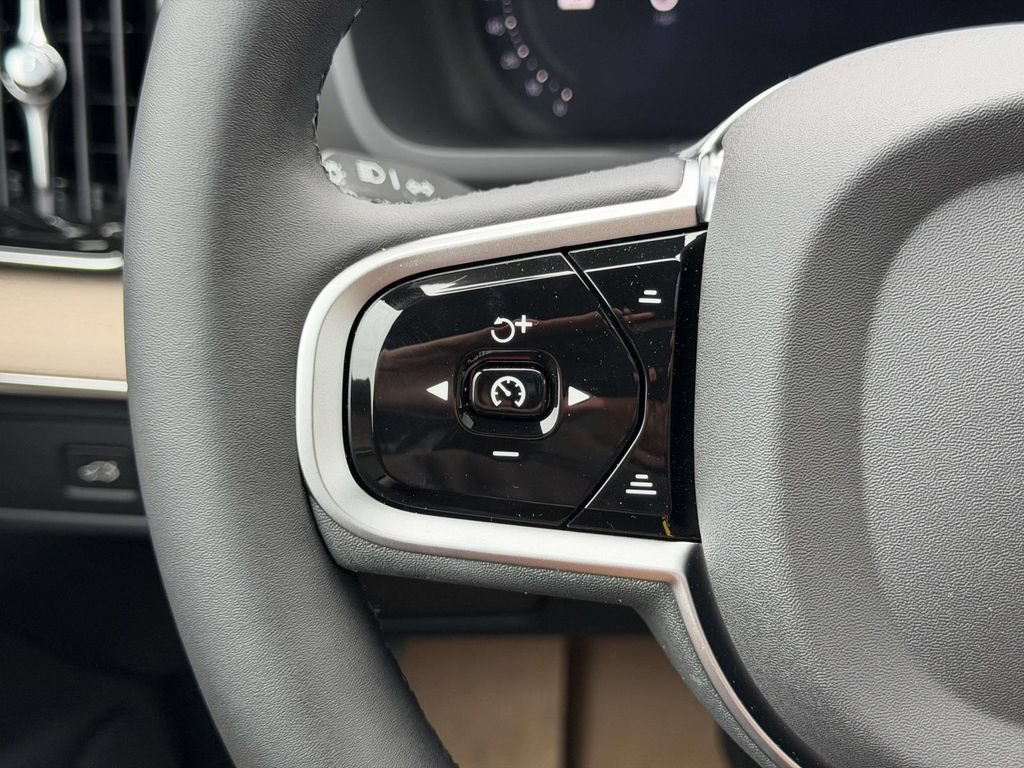 New 2026 Volvo XC90 B5 Plus w/ Protection Package Premier AWD/4WD image 8