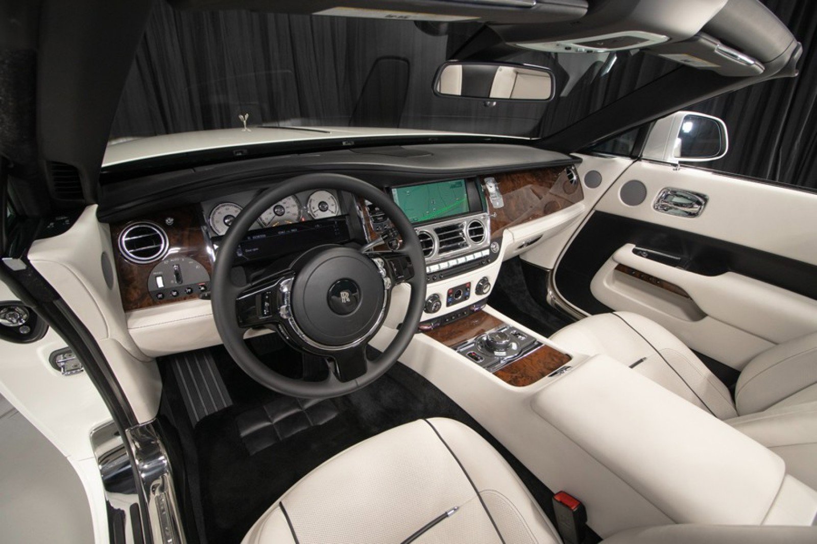 Used 2017 Rolls-Royce Dawn image 5