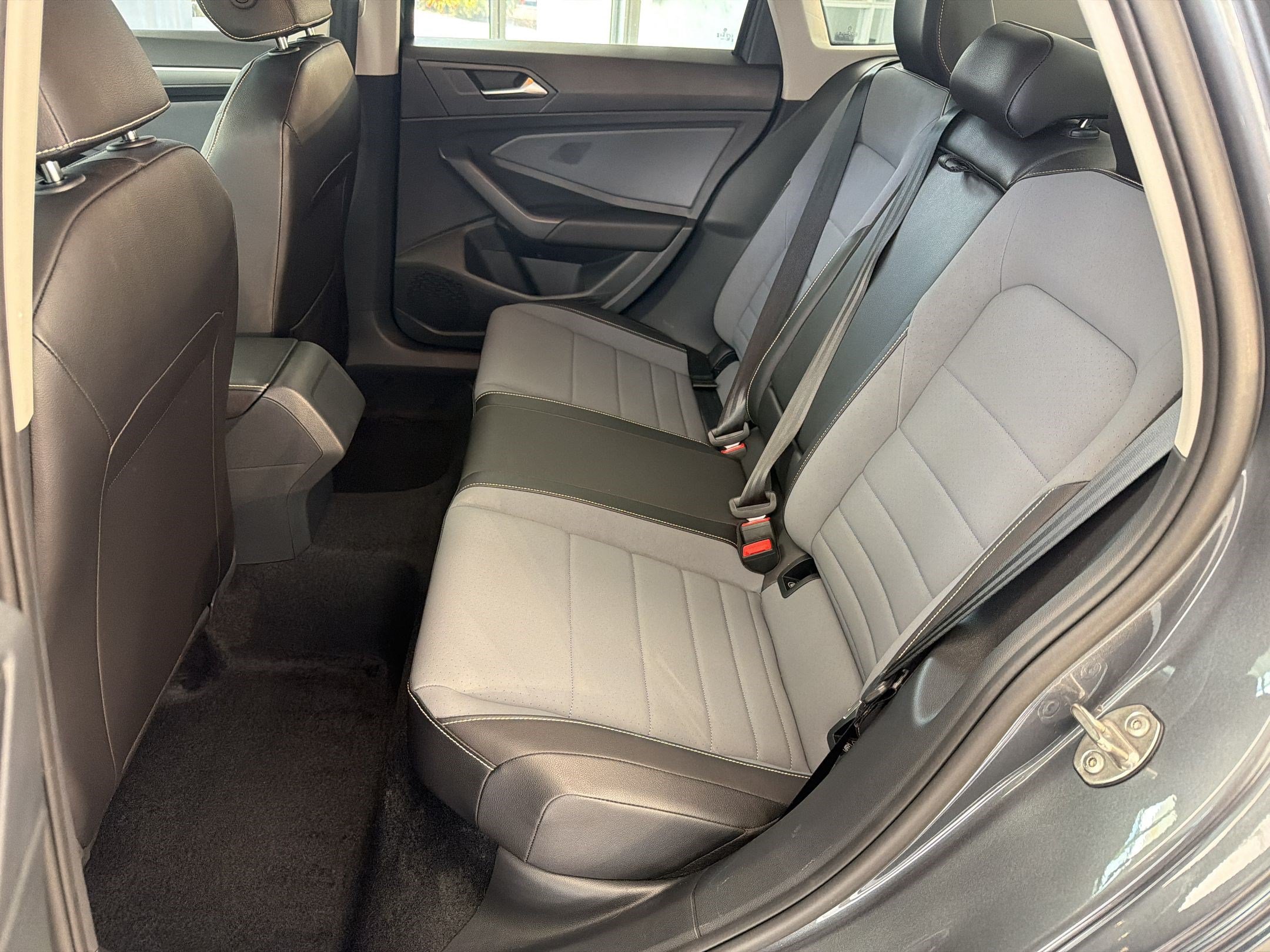 Used 2025 Volkswagen Jetta SE w/ Sunroof Package FWD image 21
