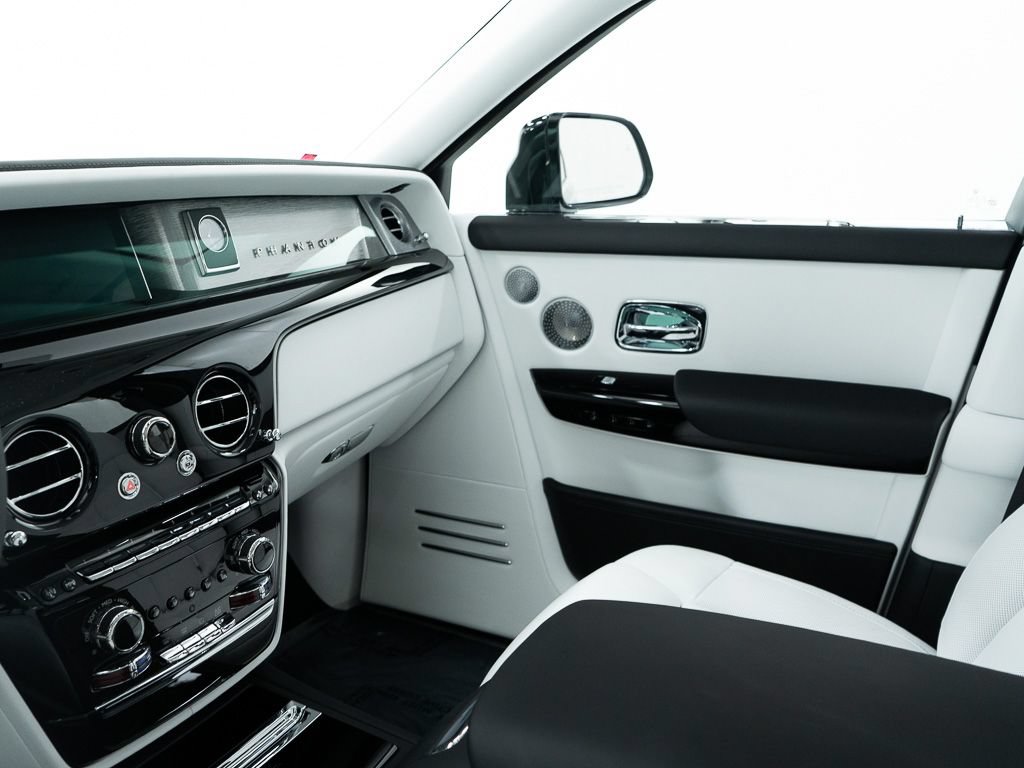 Certified 2026 Rolls-Royce Phantom Sedan w/ Leather Finishing Pack RWD image 35