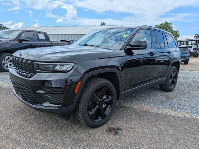 Used 2025 Jeep Grand Cherokee Altitude AWD/4WD image 7