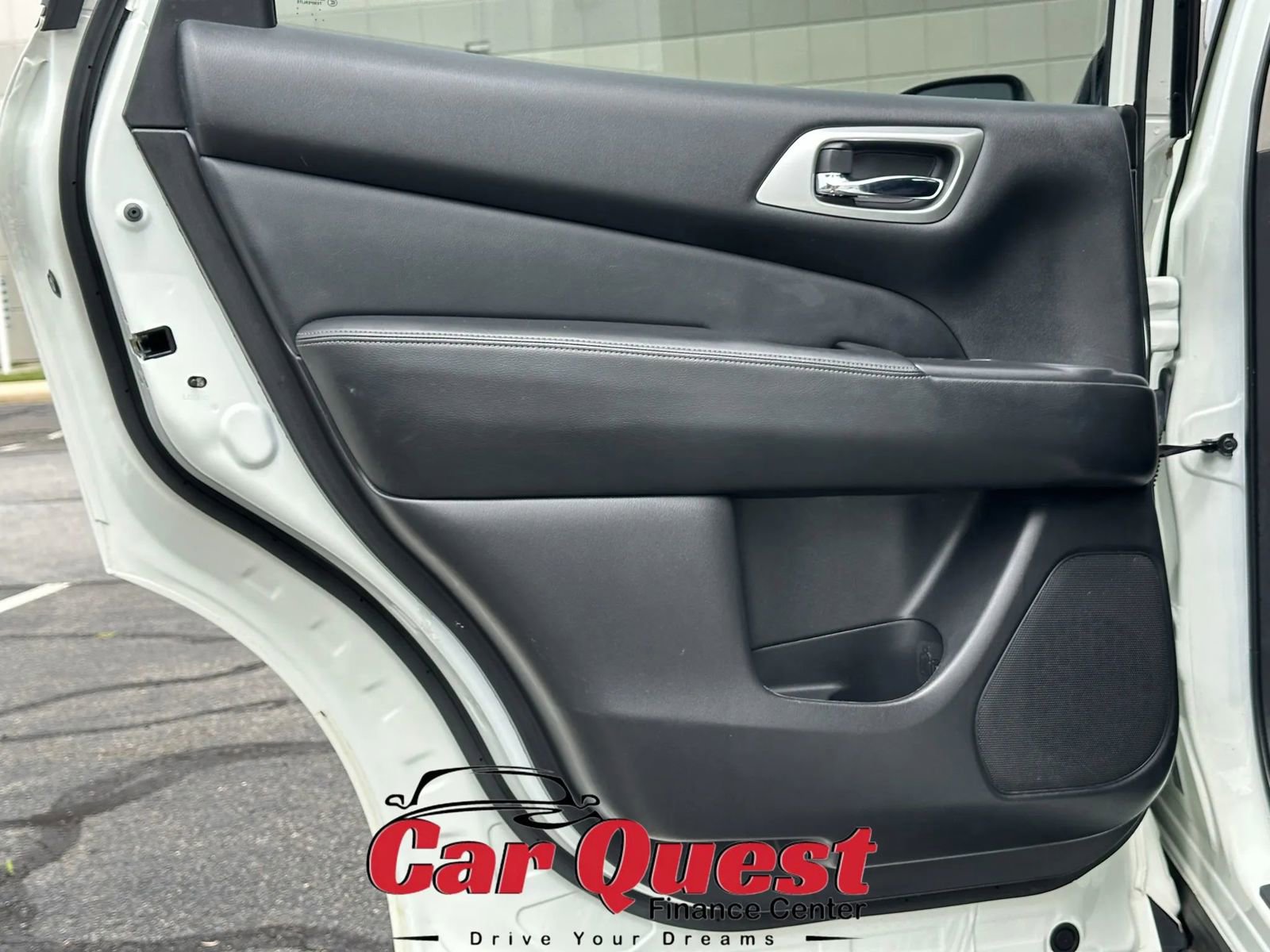 Used 2020 Nissan Pathfinder SV image 16