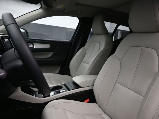 Used 2020 Volvo XC40 T5 Momentum w/ Protection Package Premier image 9