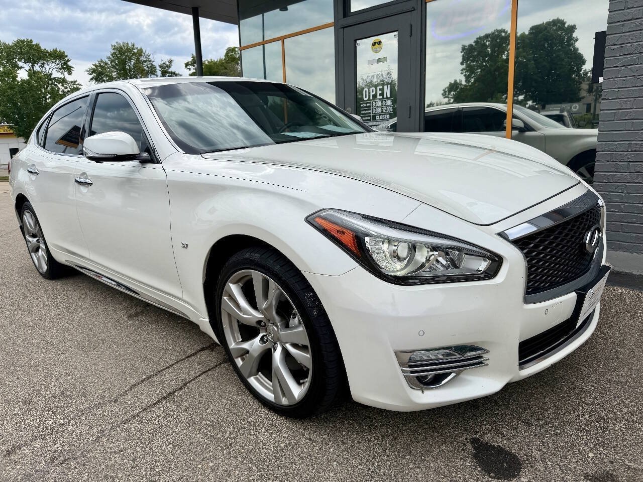 Used 2017 INFINITI Q70 L 3.7 w/ Deluxe Touring Package AWD/4WD image 4