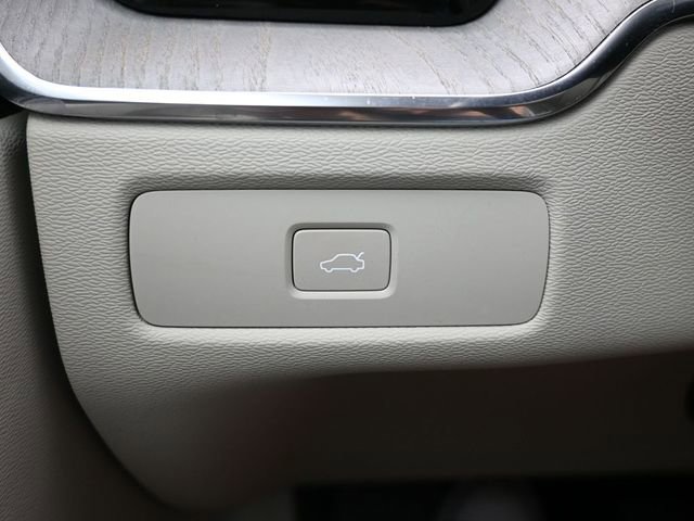 Used 2023 Volvo XC60 B6 Ultimate w/ Protection Package Premier image 29