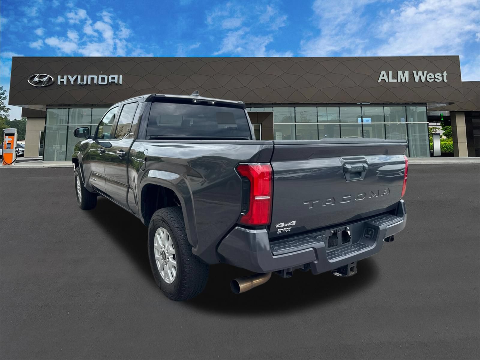 Used 2024 Toyota Tacoma SR5 AWD/4WD image 7