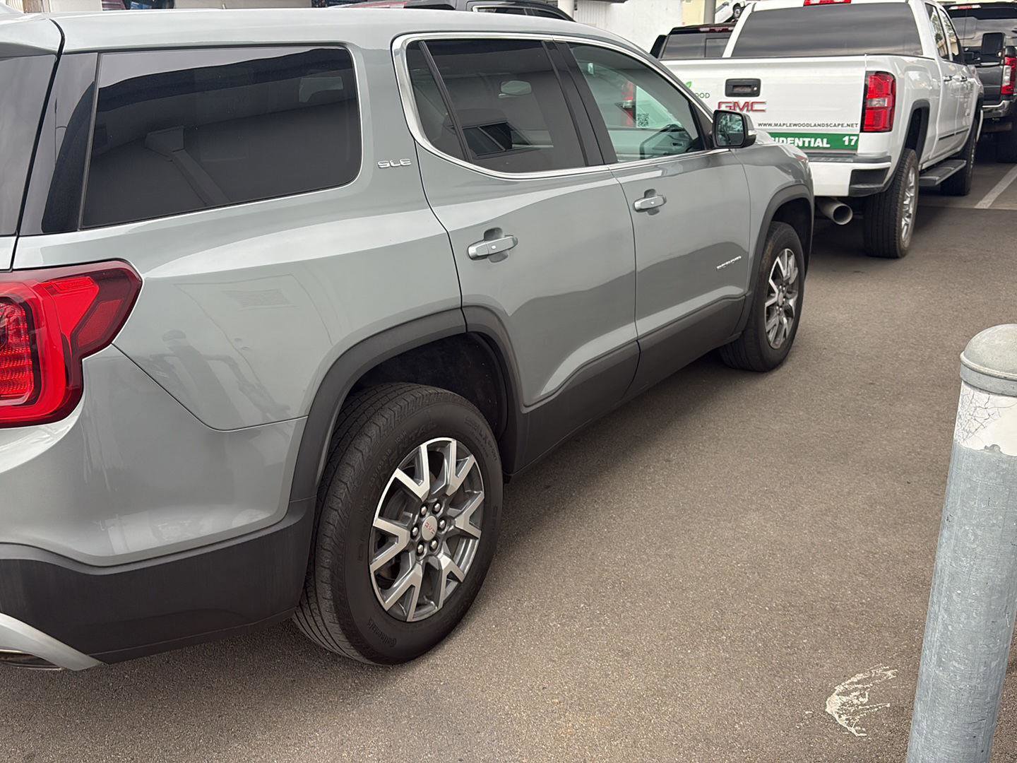 Used 2023 GMC Acadia SLE image 2