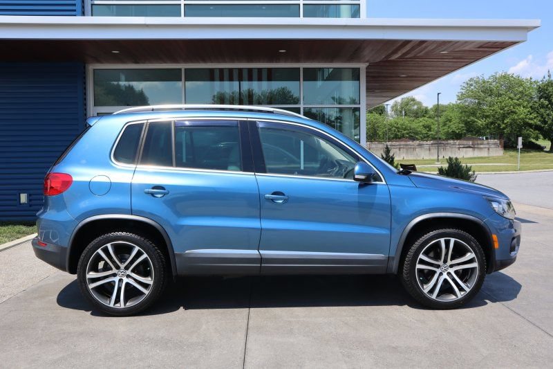Used 2017 Volkswagen Tiguan SEL AWD/4WD image 2