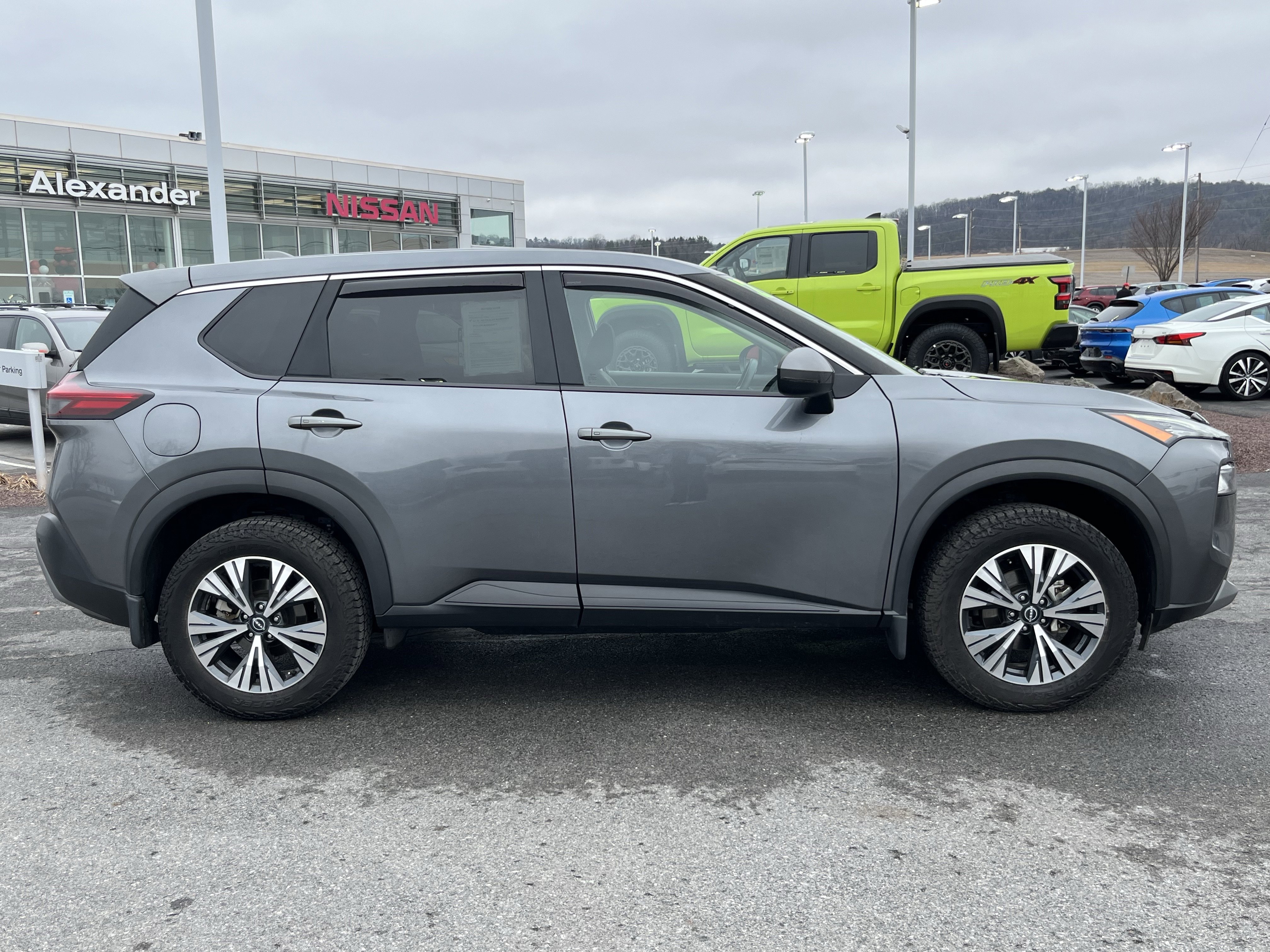 Used 2022 Nissan Rogue SV image 2