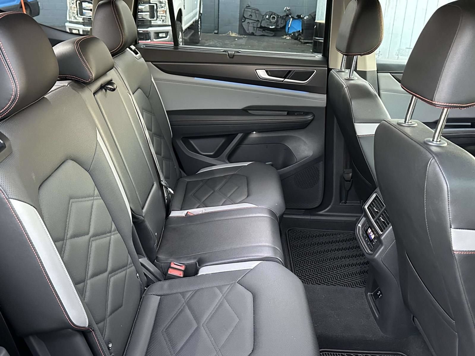 Used 2025 Volkswagen Atlas Peak Edition SE AWD/4WD image 15
