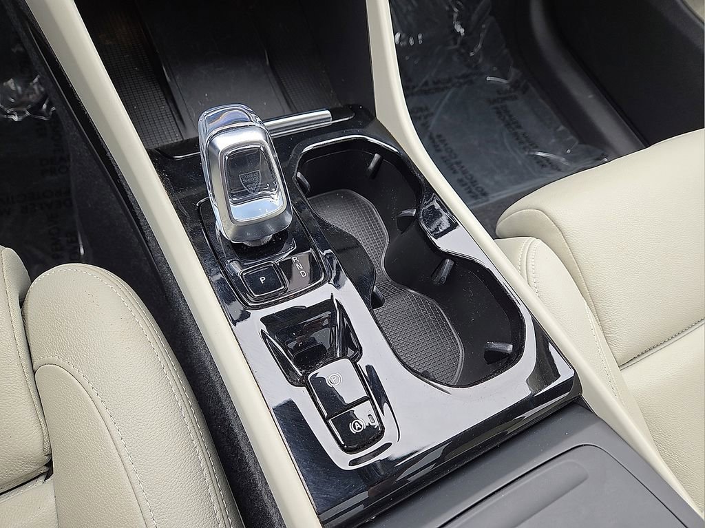 Used 2024 Volvo XC40 B5 Plus AWD/4WD image 29