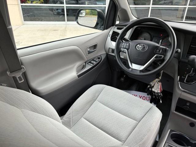 Used 2017 Toyota Sienna LE FWD image 32