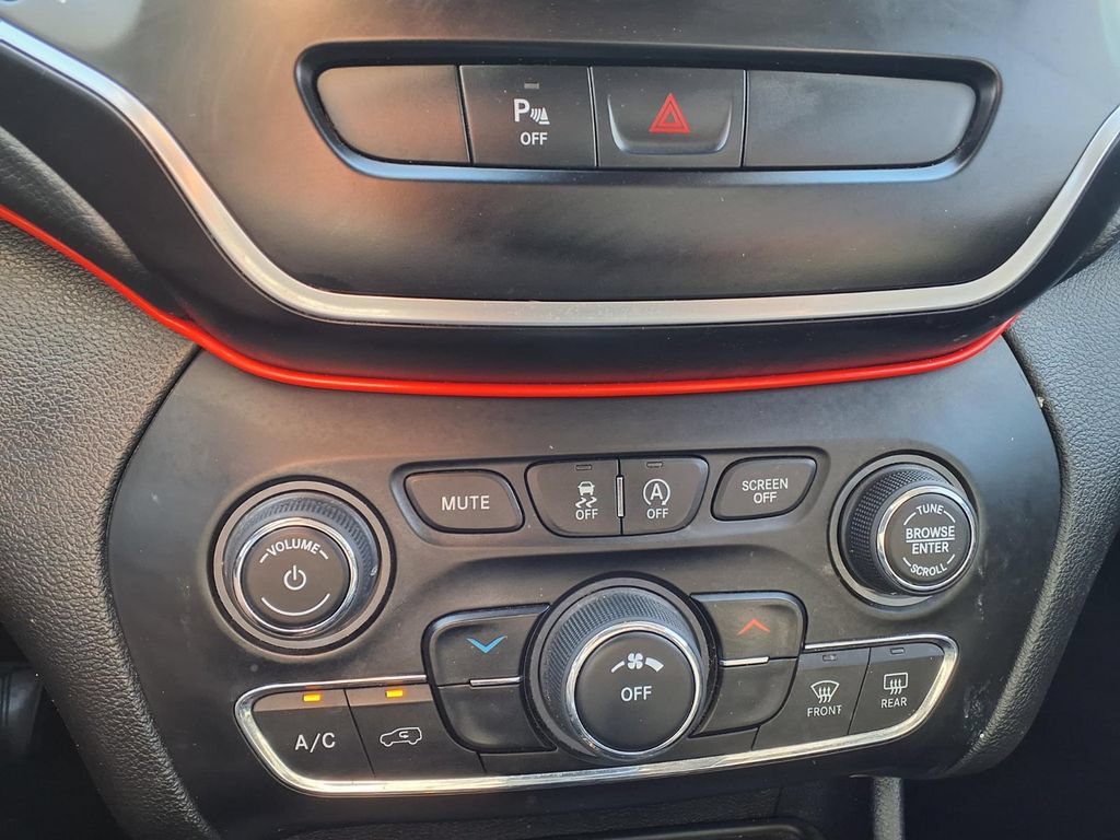Used 2019 Jeep Cherokee Latitude Plus AWD/4WD image 25