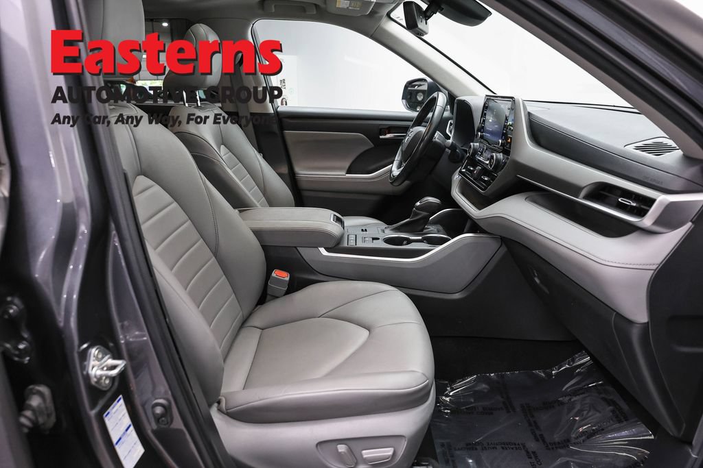 Used 2022 Toyota Highlander XLE AWD/4WD image 24
