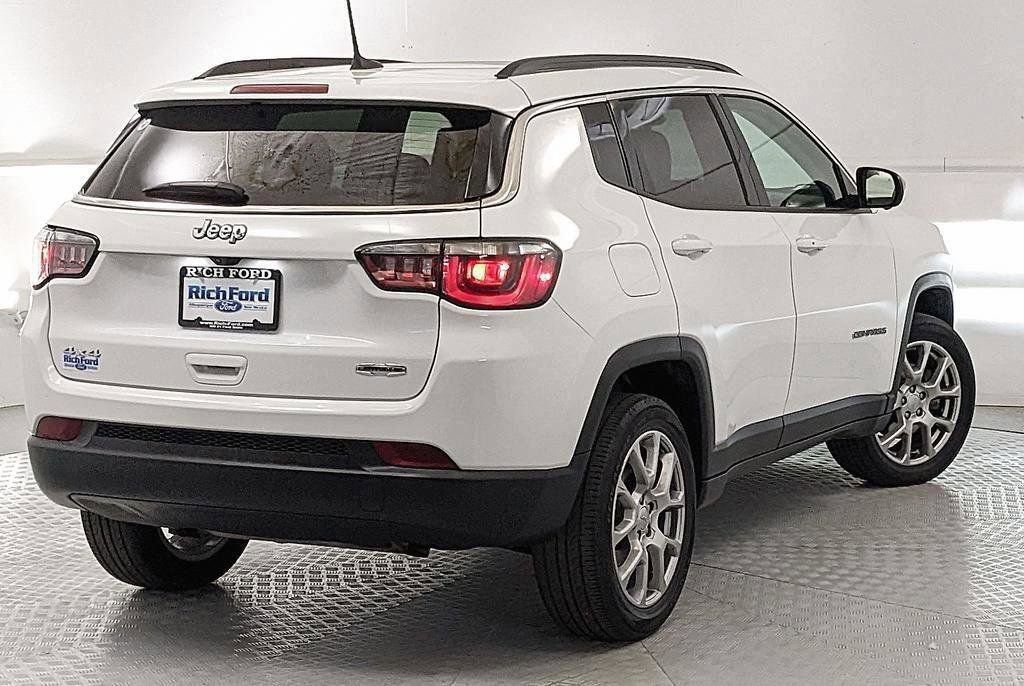 Used 2022 Jeep Compass Latitude w/ Sun and Sound Group AWD/4WD image 3