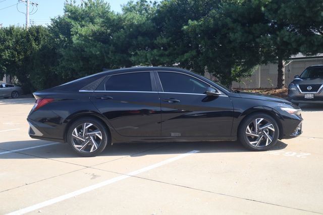 Certified 2025 Hyundai Elantra Limited FWD image 5