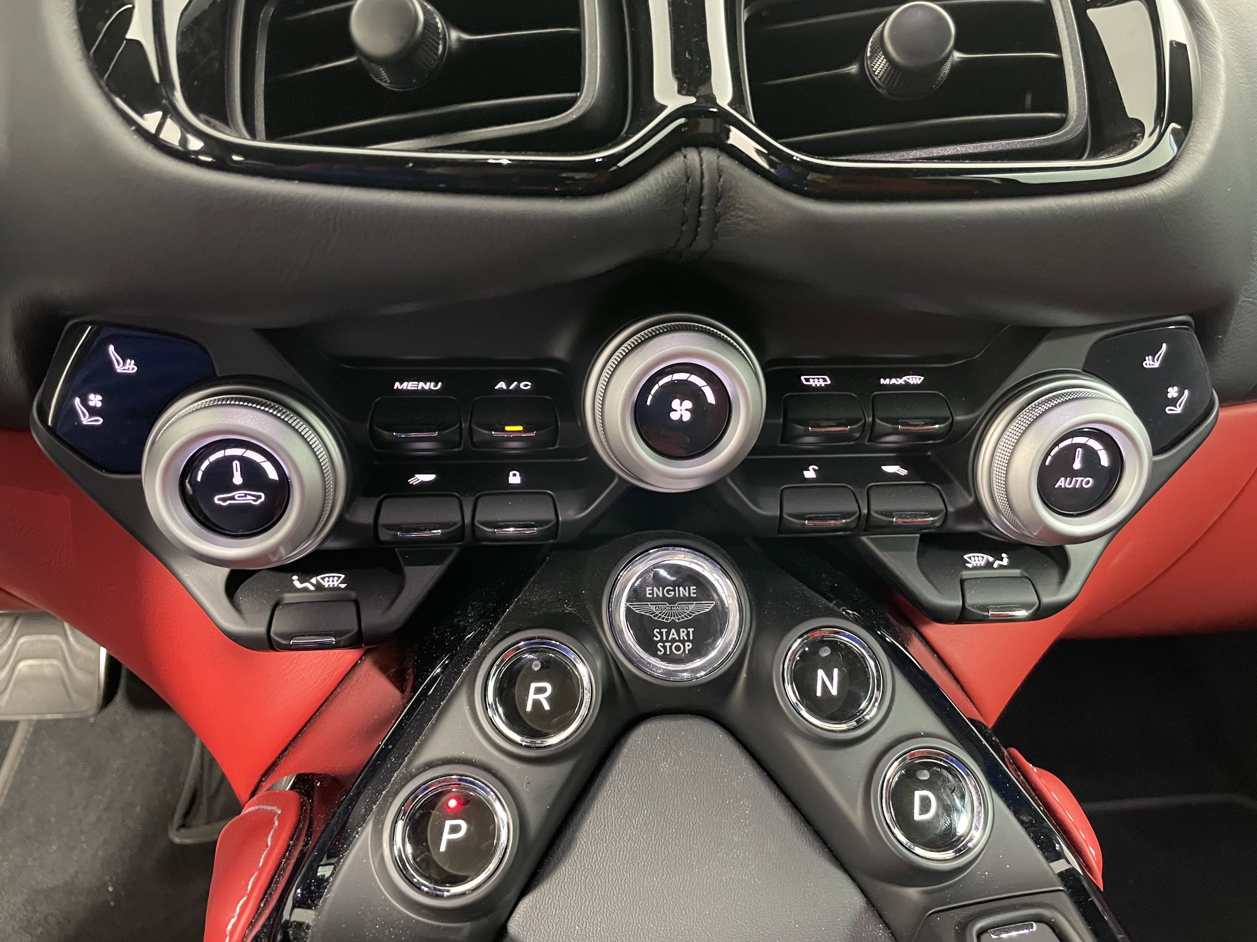 Used 2023 Aston Martin V8 Vantage Coupe image 19