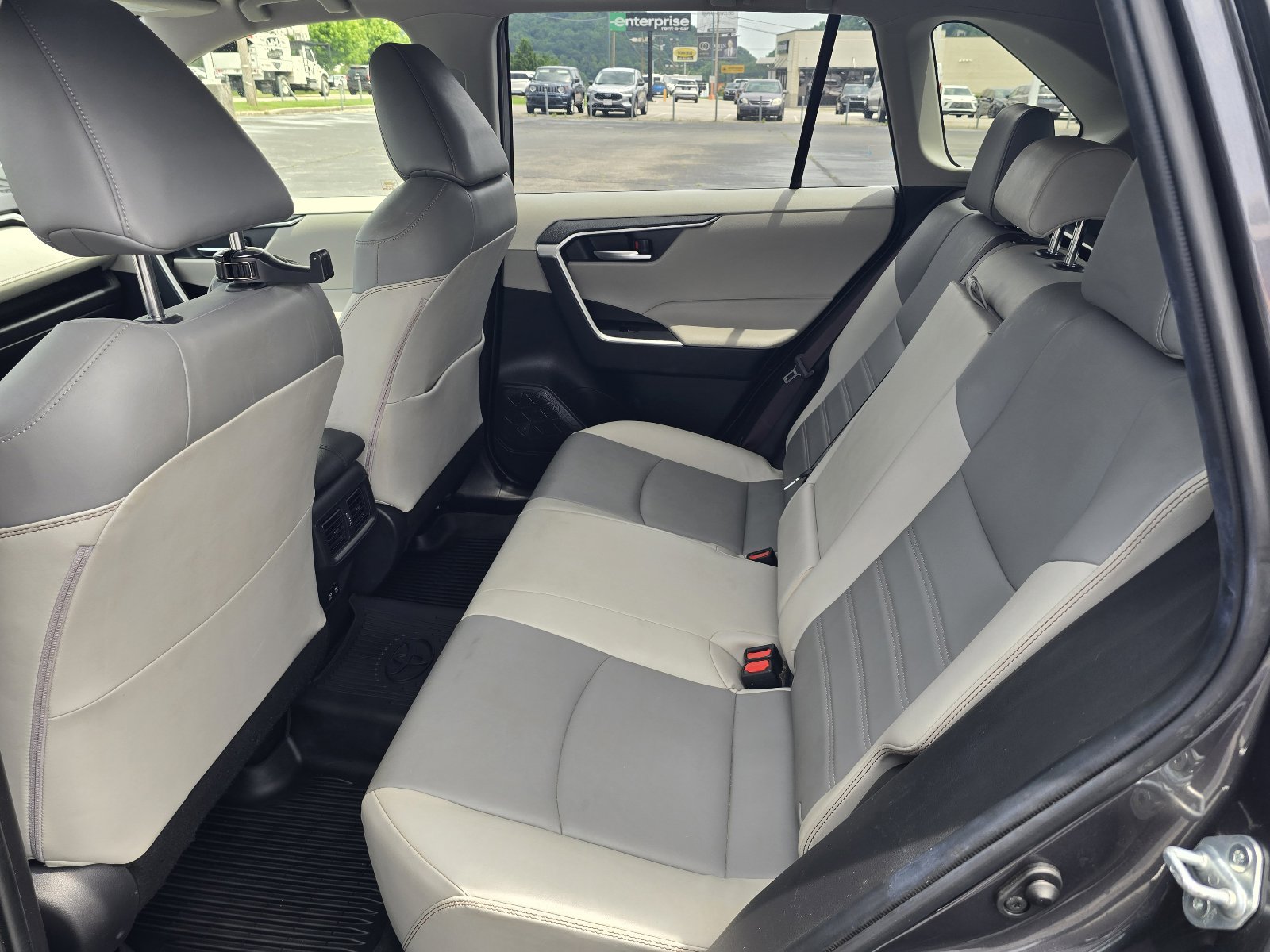 Used 2019 Toyota RAV4 XLE Premium w/ Carpet Mat Package FWD image 12
