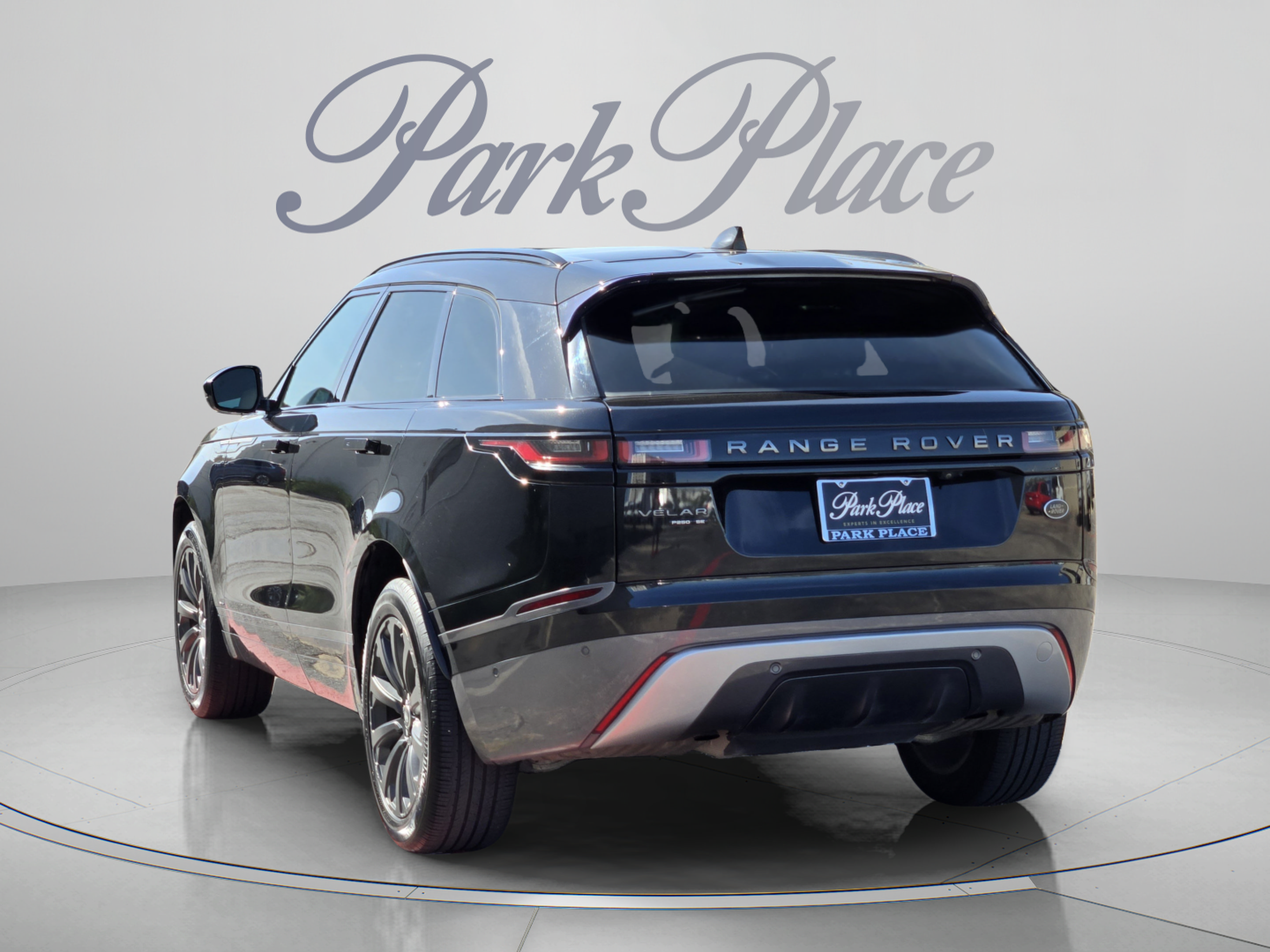 Used 2018 Land Rover Range Rover Velar R-Dynamic SE AWD/4WD image 3