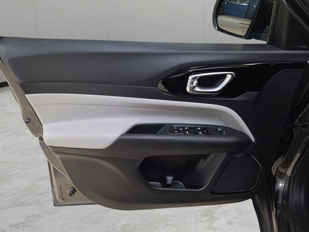 Used 2023 Jeep Compass Limited AWD/4WD image 11