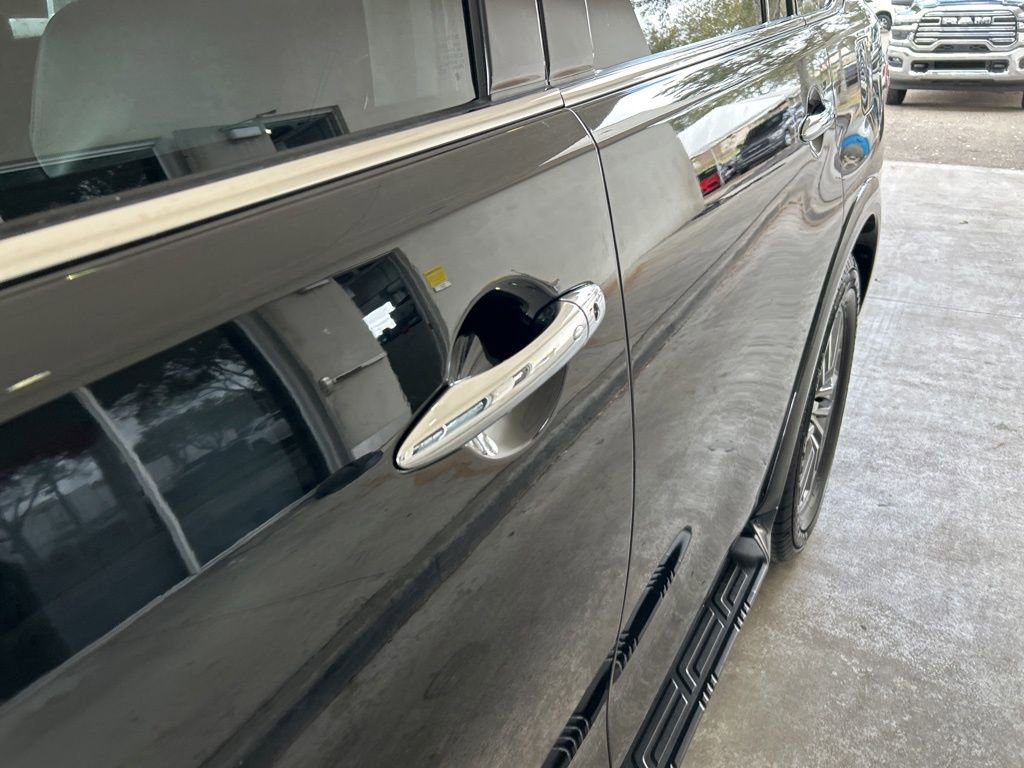 Used 2022 Nissan Armada SL w/ Captain's Chairs Package image 20
