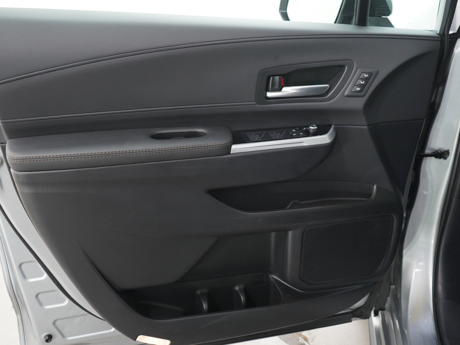 Used 2025 Toyota Sienna Platinum AWD/4WD image 24